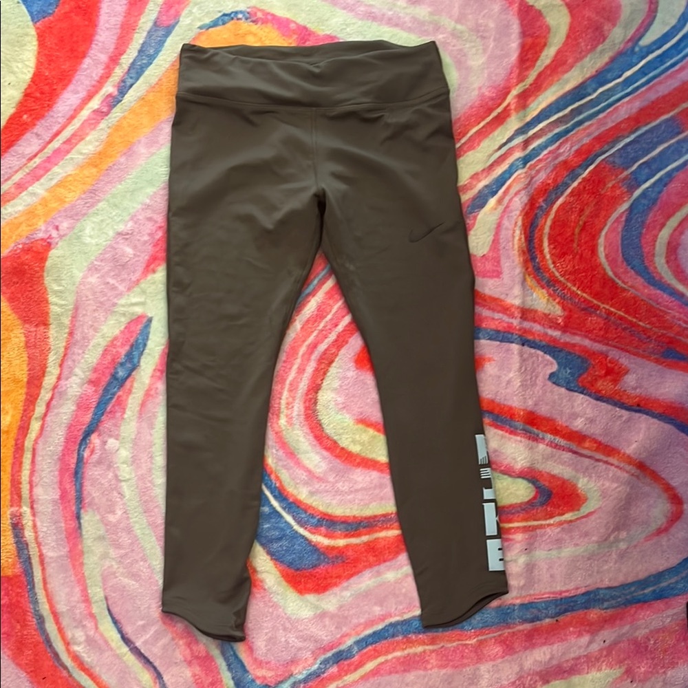 Woman’s Nike Olive Green 3/4 Length Leggings